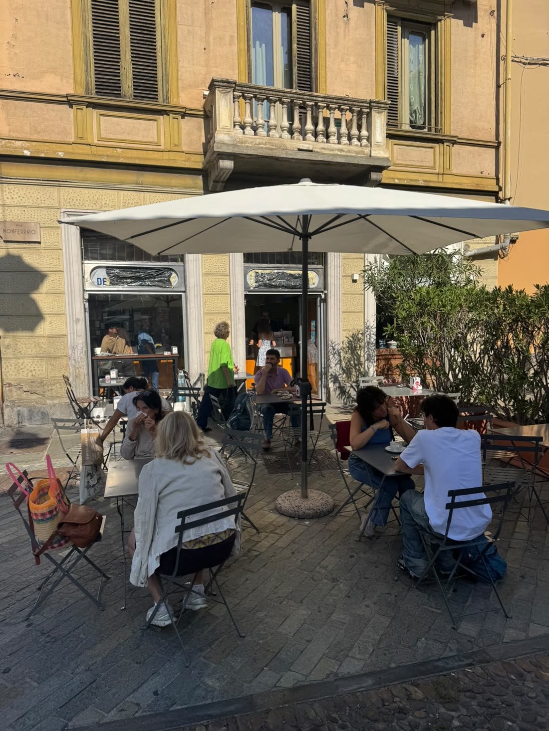 La facciata del bar in piazza Gran Madre di Dio, con i tavolini e l'ombrellone davanti