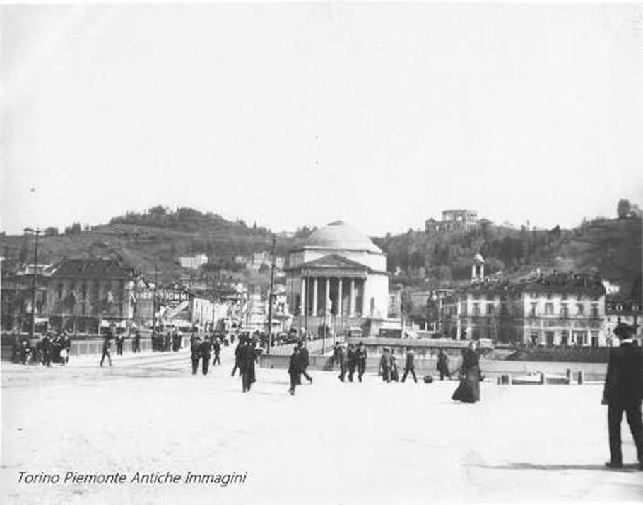 Piazza Gran Madre di Dio vista dal ponte a inizio Novecento, con la chiesa e la collina alle spalle
